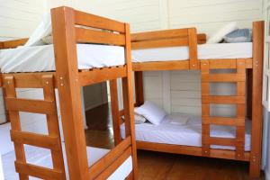 Woods Hostel客房内的一张或多张床位
