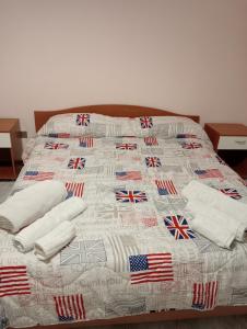 ein Bett mit einer amerikanischen Fahnendecke darauf in der Unterkunft Marino in Sassuolo