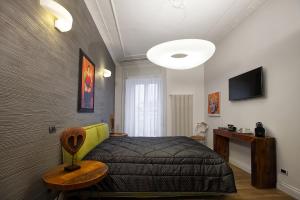 Un pat sau paturi într-o cameră la Ferrari Suite