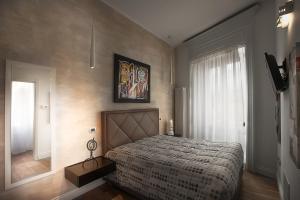 una camera con un grande letto e una finestra di Ferrari Suite a Campobasso