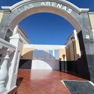 een toegang tot een gebouw met een boog bij Apartment Las Arenas - Las Casas de Aron in Caleta De Fuste