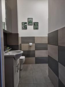 a bathroom with a sink and a toilet at George Street Rooms in Hull