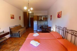 Postel nebo postele na pokoji v ubytování Vathi Hotel