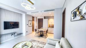 - un salon avec un canapé et une table dans l'établissement STAY BY LATINEM Luxury 2BR Holiday Home CV A2509 near Burj Khalifa, à Dubaï