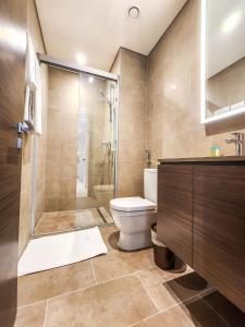 La salle de bains est pourvue de toilettes et d'une douche en verre. dans l'établissement STAY BY LATINEM Luxury 2BR Holiday Home CV A2509 near Burj Khalifa, à Dubaï