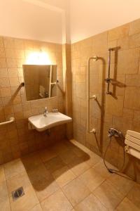 Koupelna v ubytování Vathi Hotel