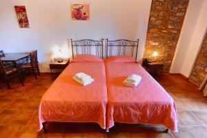 Postel nebo postele na pokoji v ubytování Vathi Hotel