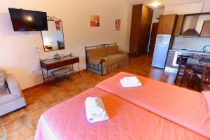 Postel nebo postele na pokoji v ubytování Vathi Hotel