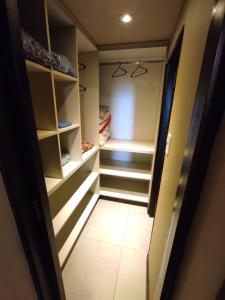 una cabina armadio con scaffali e un corridoio di Cabañas Entre Hileras a Ciudad Lujan de Cuyo