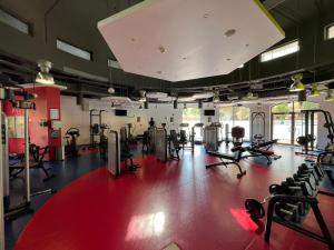Luxury Beachfront 2Bd Apt, Shams, JBR的健身中心和/或健身设施