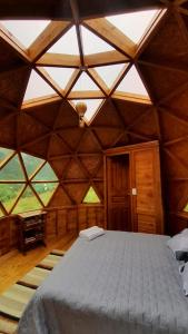 Postel nebo postele na pokoji v ubytování Glamping domo el colibrí