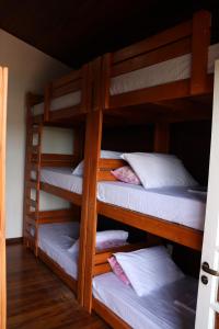 Woods Hostel客房内的一张或多张床位