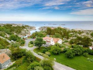 - une vue aérienne sur une maison et l'océan dans l'établissement Portør Pensjonat, à Kragerø