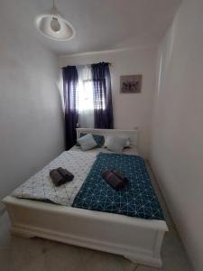 małą sypialnię z łóżkiem z 2 poduszkami w obiekcie Apartment in Okrug Gornji 6196 w mieście Okrug Donji