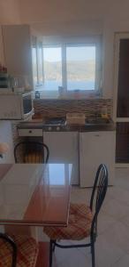 Kuchnia lub aneks kuchenny w obiekcie Apartment in Okrug Gornji 6196