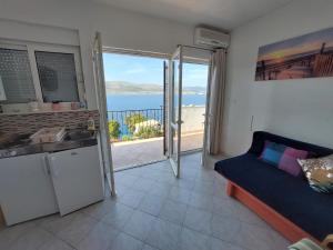 kuchnia i salon z widokiem na ocean w obiekcie Apartment in Okrug Gornji 6196 w mieście Okrug Donji