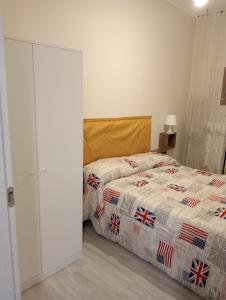 ein Schlafzimmer mit einem Bett mit einer Bettdecke mit britischer Flagge in der Unterkunft Marino in Sassuolo