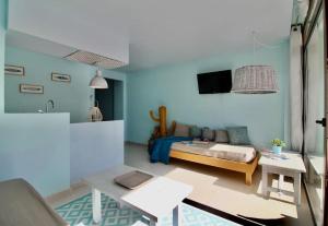 sala de estar con sofá y mesa en Agradable apartamento con terraza en Formentera en Es Pujols