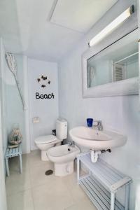 Ένα μπάνιο στο Agradable apartamento con terraza en Formentera