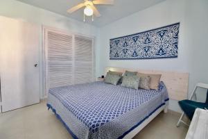 1 dormitorio con 1 cama y ventilador de techo en Agradable apartamento con terraza en Formentera en Es Pujols