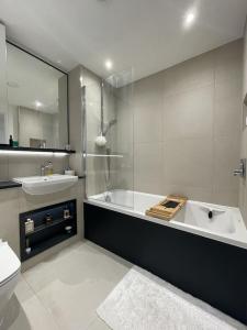 Phòng tắm tại Stylish 1BR Apartment Next To Hampstead Heath