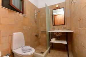 Koupelna v ubytování Vathi Hotel