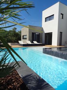 eine Villa mit einem Pool vor einem Haus in der Unterkunft Luxueux Domaine Dal Cayrou grande piscine Cahors in Cahors