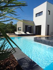 a villa with a swimming pool in front of a house at Luxueux Domaine Dal Cayrou grande piscine Cahors in Cahors