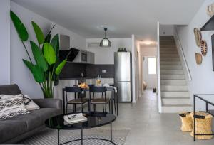 ein Wohnzimmer mit Couch und Küche in der Unterkunft Pachamama House - Near the beach, Air-Con, Fast Wifi and SAT tv By Lanzarote Vacation Homes in Playa Blanca