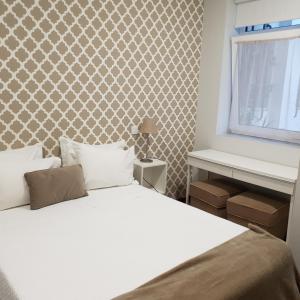 阿威羅的住宿－Cagaréus，卧室配有白色的床和墙壁
