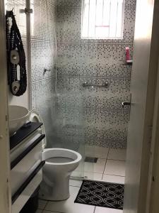 Uma casa de banho em Apto no centro de Balneário com churrasqueira e estacionamento gratuito
