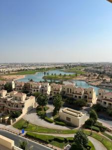 uma vista aérea de uma cidade com casas e um rio em Royal Breeze view em Ras al-Khaimah