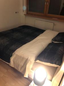 Een bed of bedden in een kamer bij Appartamento nuovo e comfort a Brunico Kronplatz