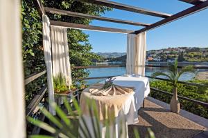 einen Tisch auf einem Balkon mit Blick auf das Wasser in der Unterkunft TUI BLUE Kalamota Island - All Inclusive in Dubrovnik