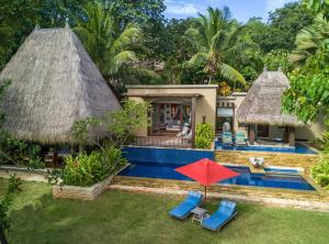 una vista aérea de una villa con piscina en Anantara Maia Seychelles Villas, en Mahe