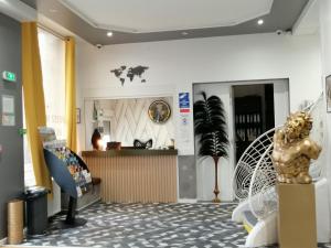 een winkel lobby met een standbeeld in het midden bij Hotel Moderne in Vichy