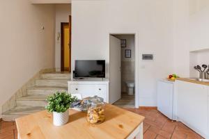 een woonkamer met een tafel en een televisie bij Duomo Central Studio in Florence