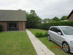 a silver car parked in front of a house at Jadi in Cadzand