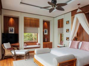 Кровать или кровати в номере Anantara Maia Seychelles Villas