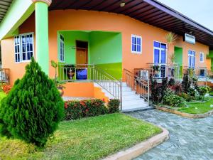 una casa con un verde e un arancione di Renajoe Exclusive Centre 