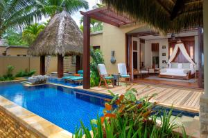 マへ島にあるAnantara Maia Seychelles Villasのスイミングプールとベッドルーム付きのヴィラです。