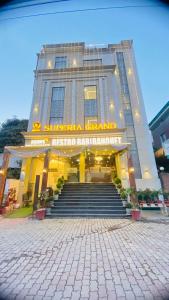 un edificio con escaleras delante en HOTEL SUPERIA GRAND en Zirakpur