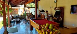 Habitación con mesa de billar y fruta. en Pousada das Saíras en Paraty