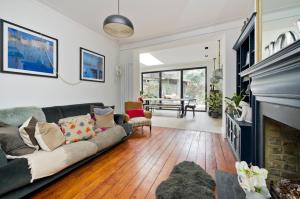 Χώρος καθιστικού στο Stunning one bedroom flat with large terrace in Chiswick by UnderTheDoormat