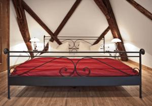 a bedroom with a bed with a red blanket at Gasthof zum Schwan in Sommerach