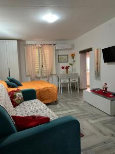 Televízia a/alebo spoločenská miestnosť v ubytovaní Casa vacanze su sorighe.