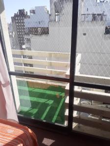 una ventana con vistas a un campo de fútbol en alquiler temporario en Rosario