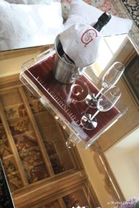 una mesa con una botella de vino y copas. en Villa Ghiringhelli en Azzate