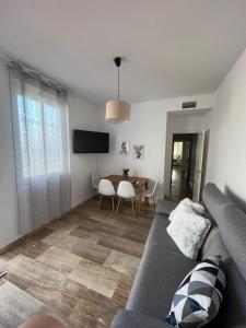 un soggiorno con un divano e un tavolo di ATICO SUITE CLAUDIO MARCELO a Cordoba