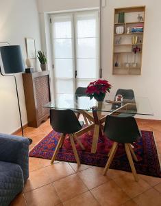 een woonkamer met een glazen tafel en stoelen bij Naudas House! in Pero